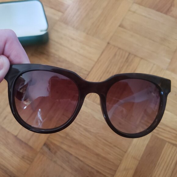 Lacoste Singlasses & Case - Picture 2 of 6